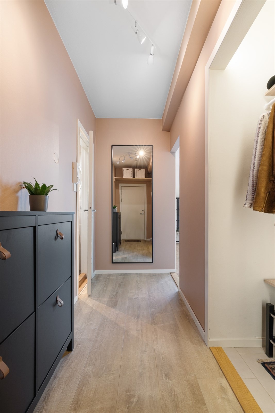 - Overflatene er slette, og boligen er malt i tidsriktige farger - Galleribilde