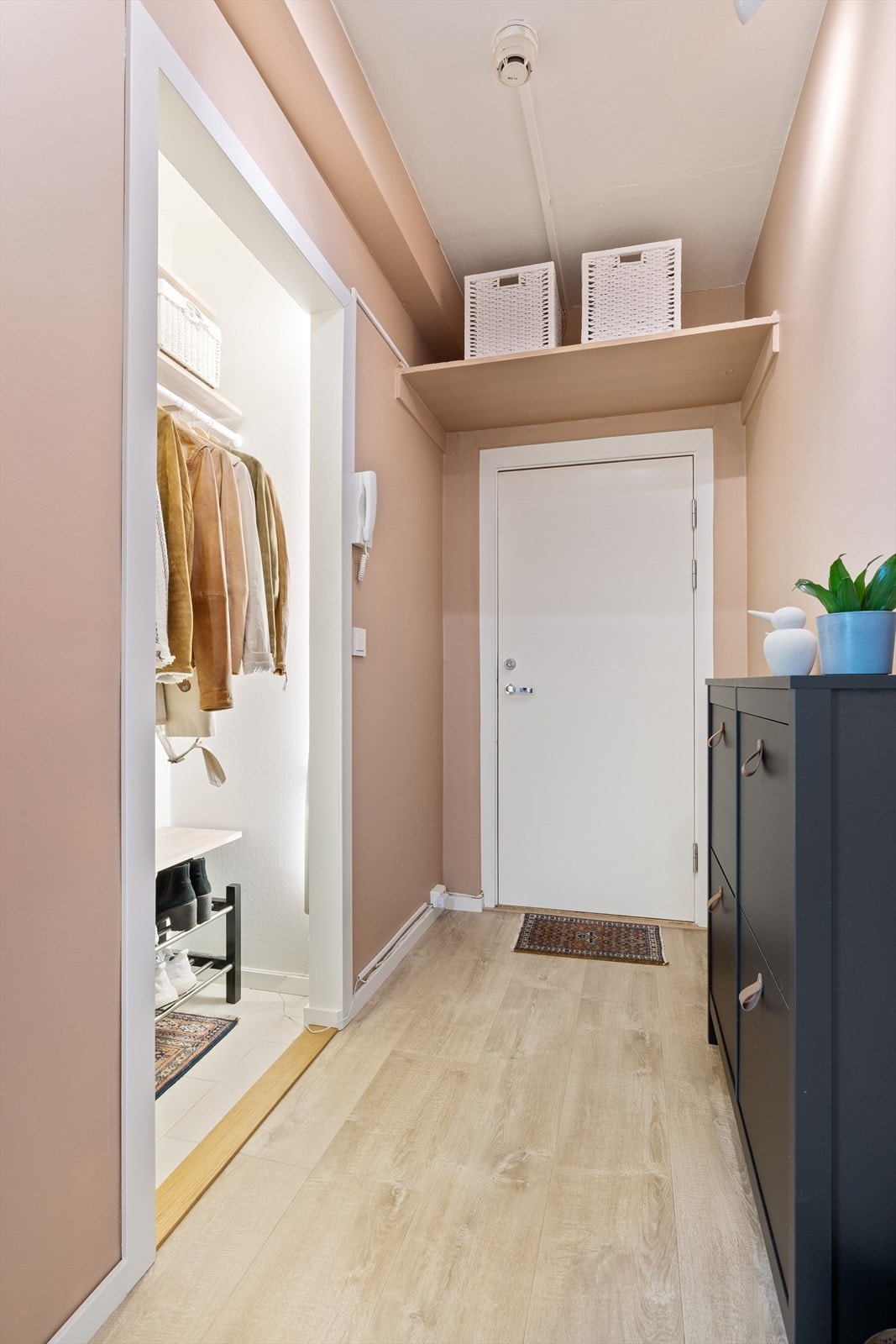 - Tidligere døråpning er omgjort til garderobe, legg merke til hyllen over inngangsdøren for ekstra oppbevaring - Galleribilde