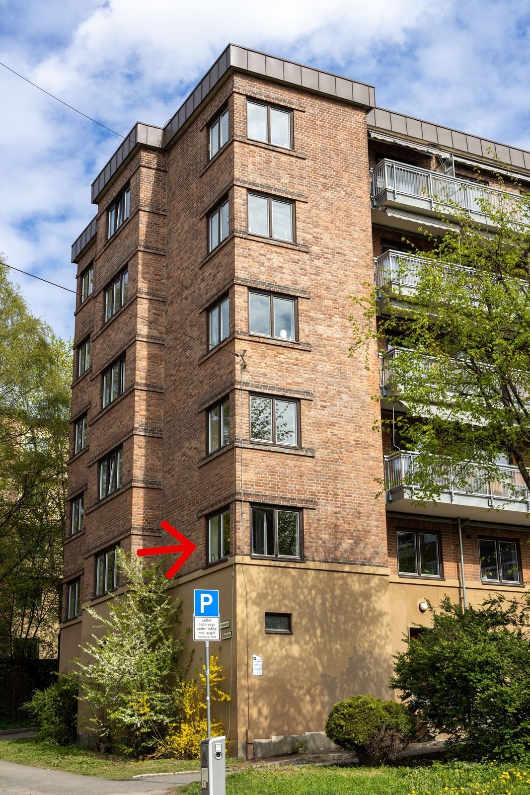 - Boligen ligger skjermet til i en høy 1. etasje - Galleribilde