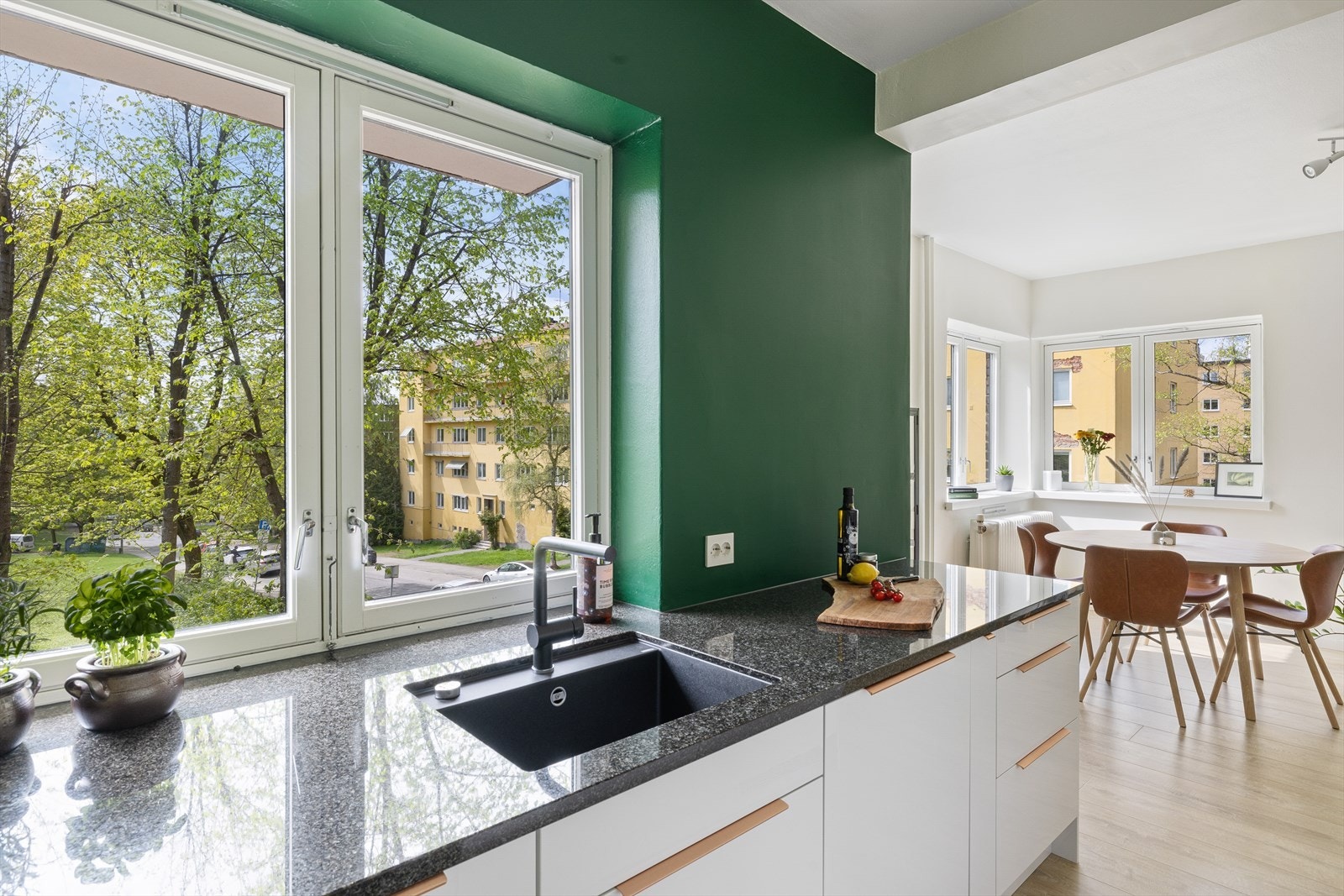 - De store vindusflatene på to sider av boligen bidrar til flotte innvendige lysforhold - Galleribilde