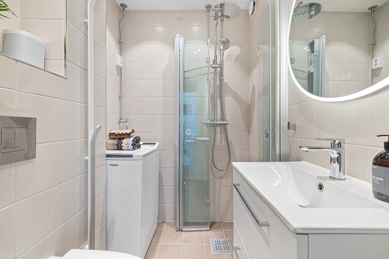 - Badet er blant annet utstyrt med vegghengt elektrisk håndletørker, opplegg for vaskemaskin og innfellbare glassdører - Galleribilde