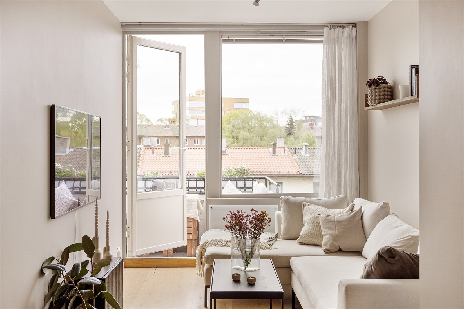 Rikelig med naturlig lys inn fra den store vindusflaten Galleribilde