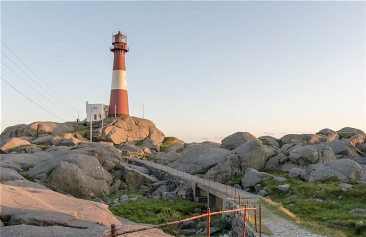 Området byr også på gode turmuligheter, bla. til fyret. Her er det parkeringsplass og gruslagt sti nesten helt frem. Flott familietur. Galleribilde