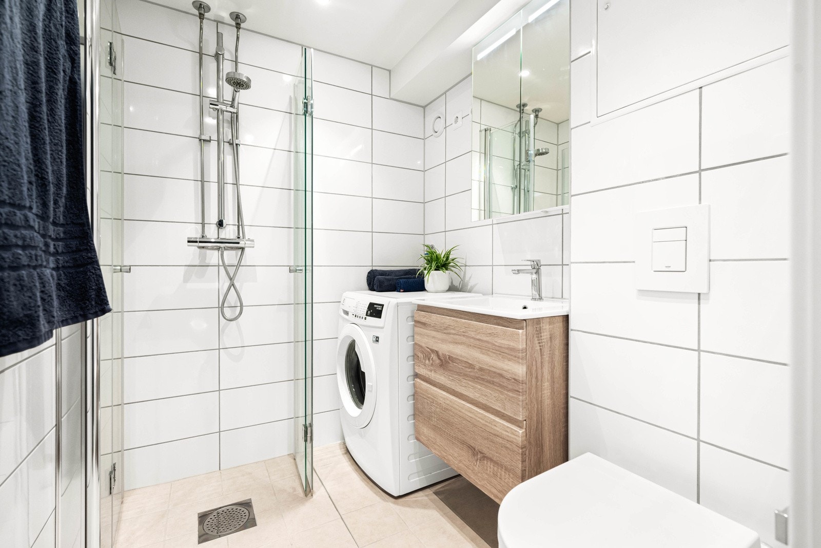 Videre inneholder leiligheten et pent baderom fra 2021, oppusset i regi av borettslaget. Badet er flislagt med varmekabler i gulv og har downlights i himling Galleribilde