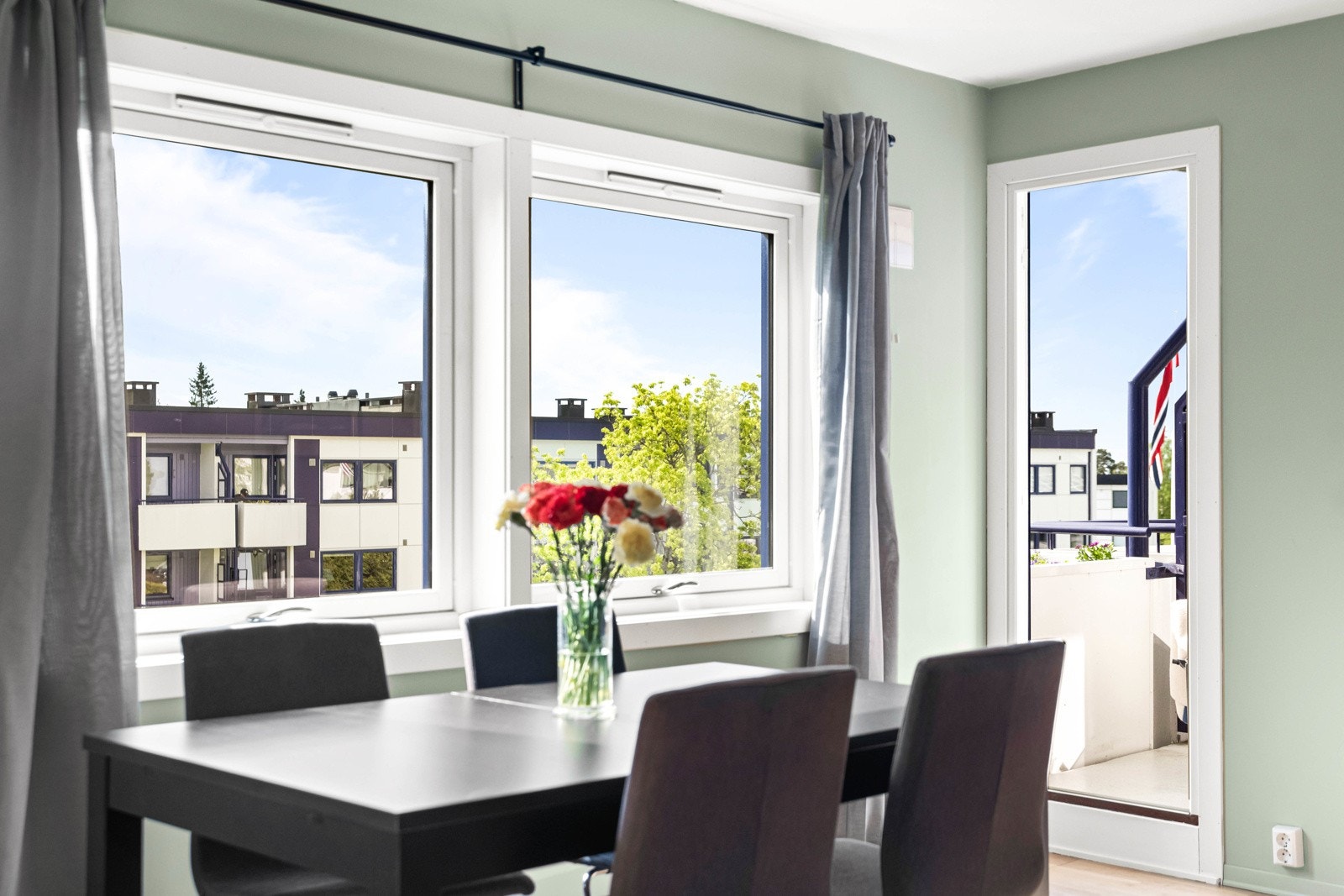 Det ble satt inn nye vinduer i 2013 Galleribilde