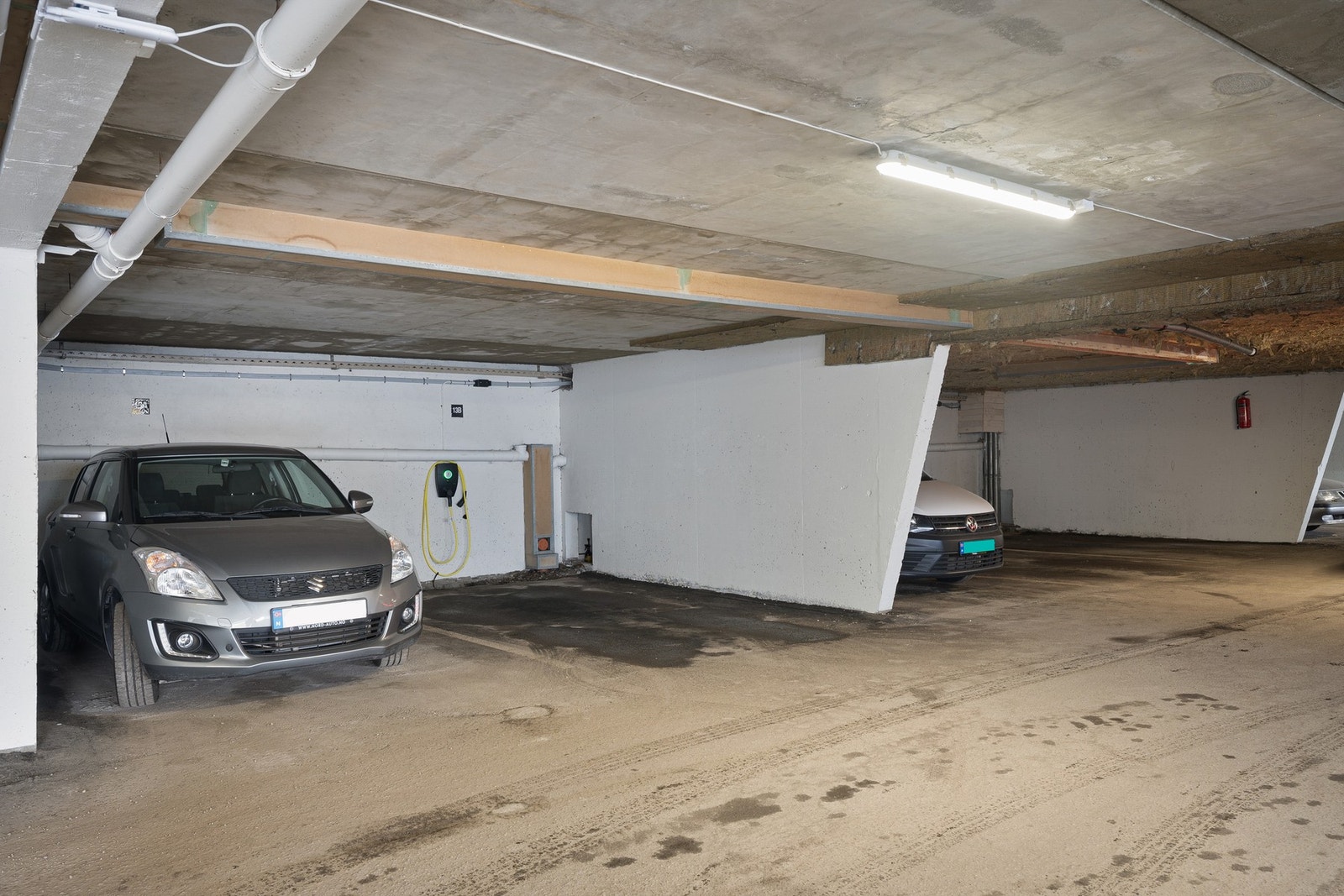 Oppmerket parkeringsplass med lader for el-bil Galleribilde