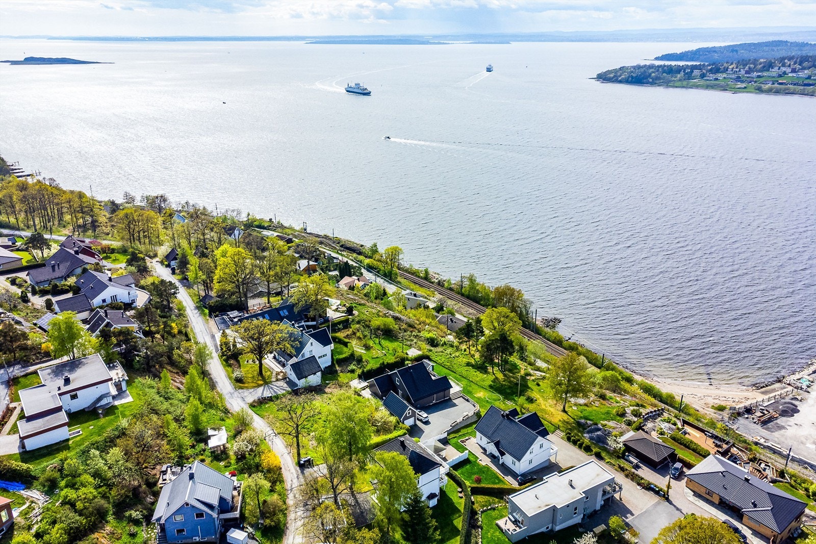 Tomten er attraktivt beliggende i vestvendt terreng over Værlebukta. Galleribilde