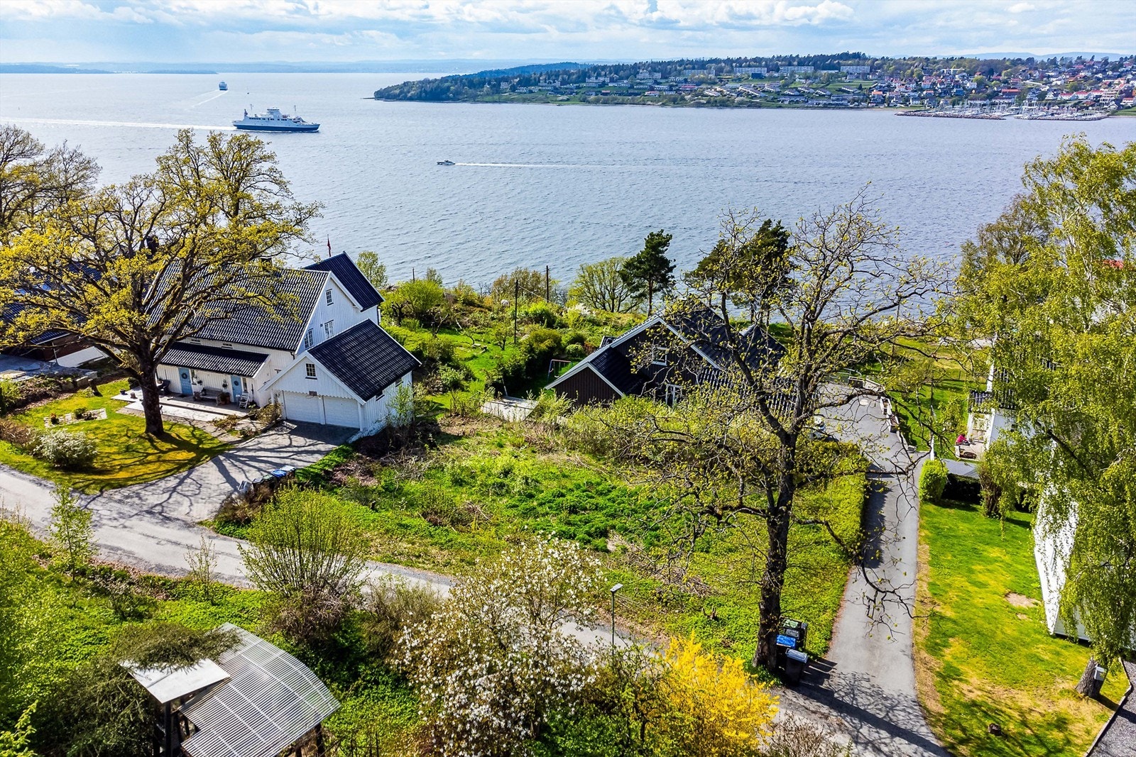 På tomten sees flott utsikt i flere retninger, blant annet mot Oslofjorden og Vestfold. Galleribilde