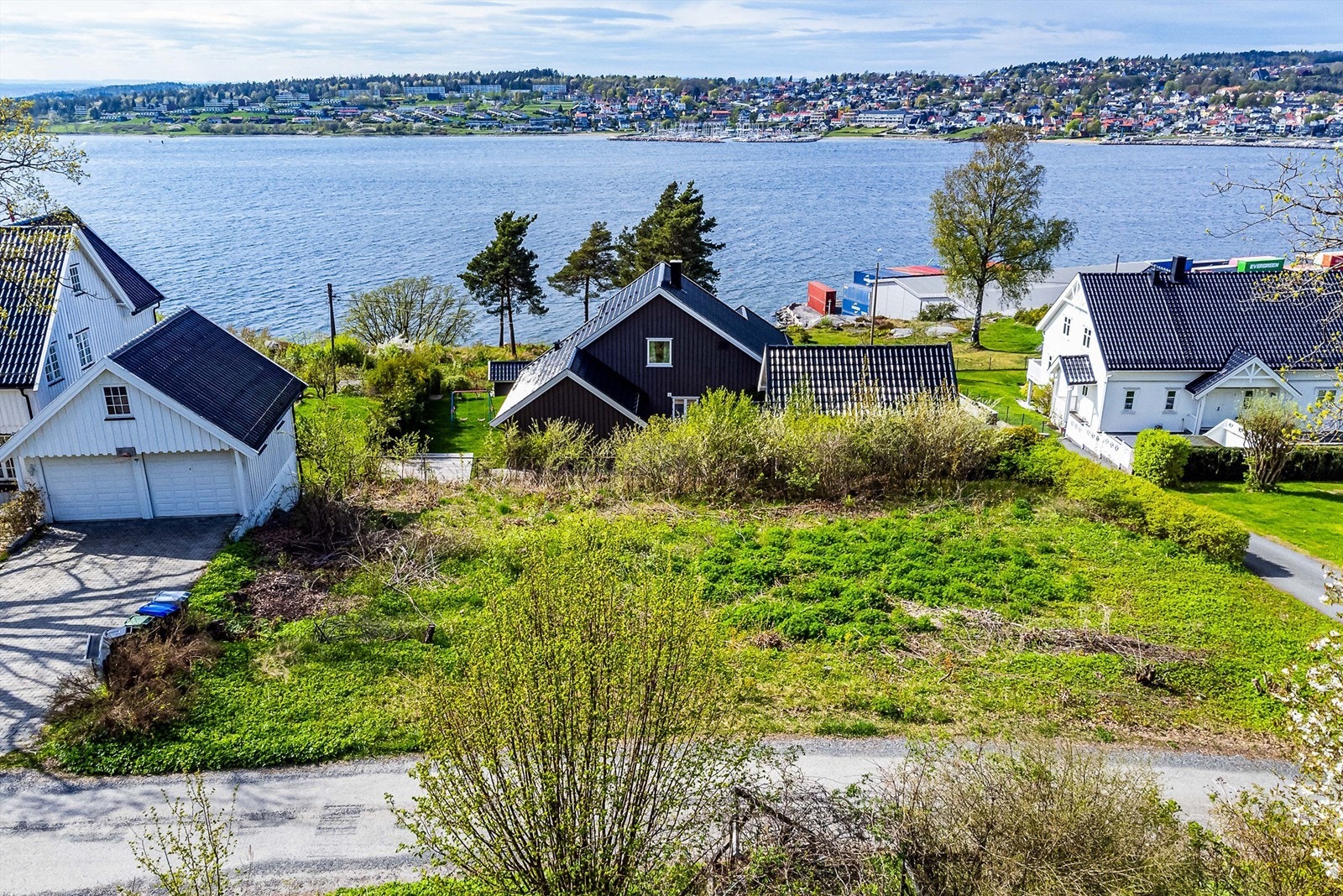 Tomten har naturlig terreng av tidligere skogbunn, skrånende nedover i nord-vestlig retning. Galleribilde