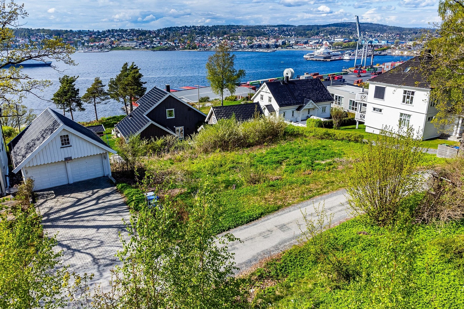 Utsikten er vidstrakt og inkluderer også deler av sentrum og Jeløy. Galleribilde