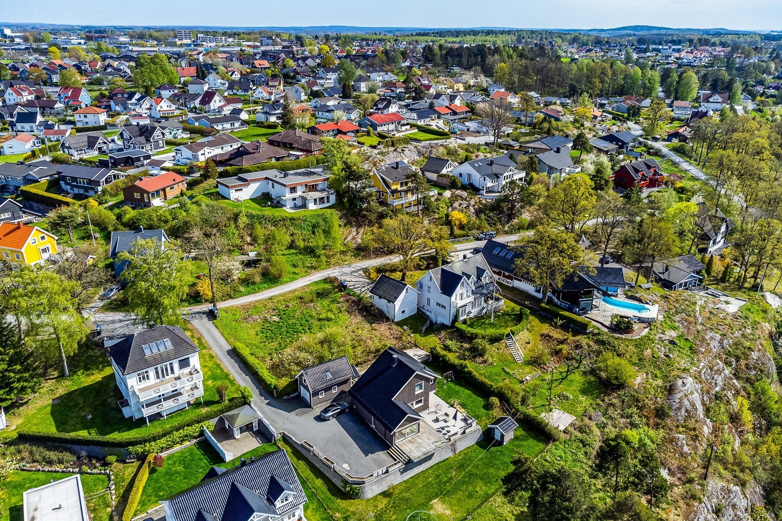 Nordhenget er uten gjennomkjøringsmulighet med bil og har et fredfylt, tilbaketrukket miljø. Galleribilde