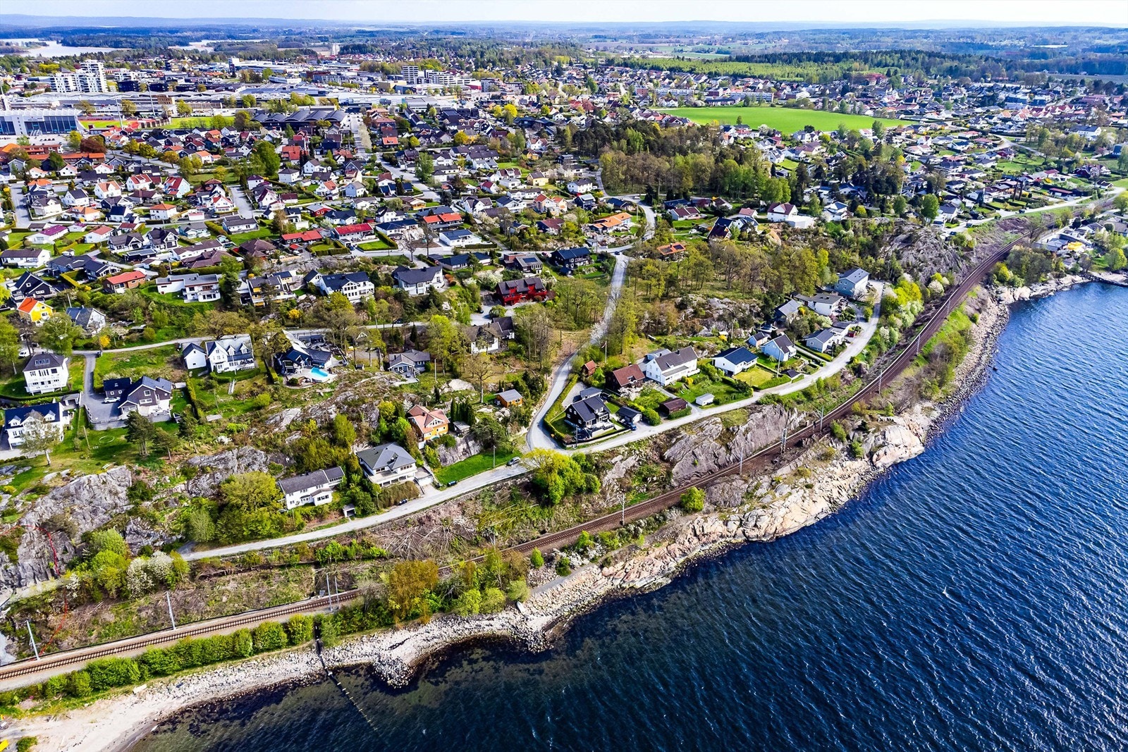 Fra Nordhenget er det kort vei til flotte turområder i det frodige Ryggelandet. Like ved ligger også barnevennlig sandstrand. Galleribilde
