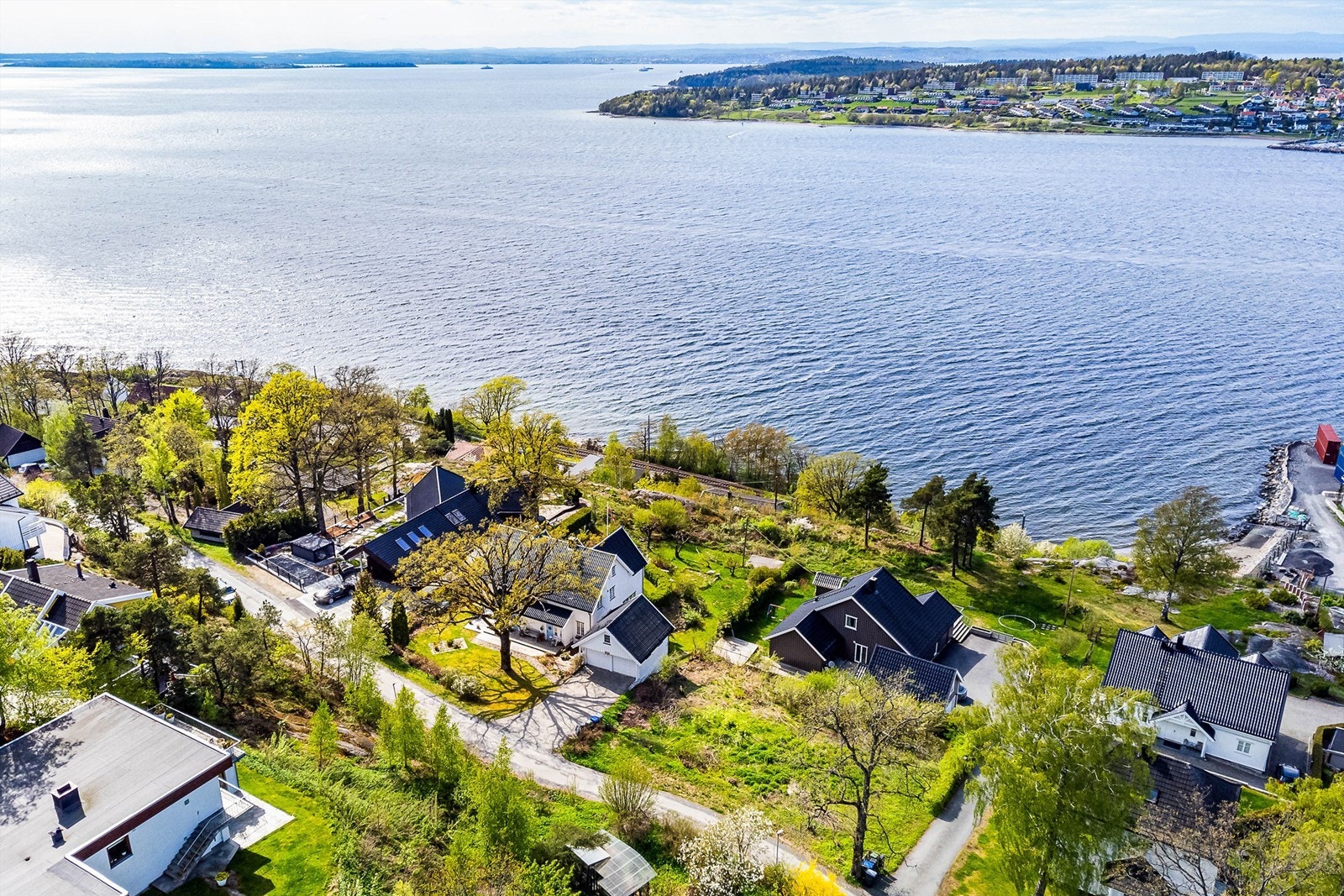 Tomten gir mulighet til å bo sentralt og samtidig nyte godt av nærhet til både sjøen og vakre turområder. Galleribilde