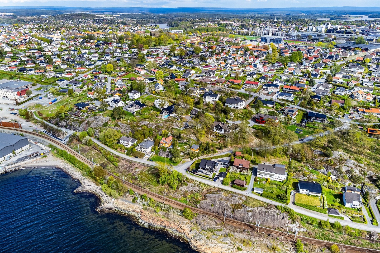 Jernbanetunnel er under bygging under Nordhenget, hvilket antas medføre at dagens trasé langs sjøen legges ned. Galleribilde