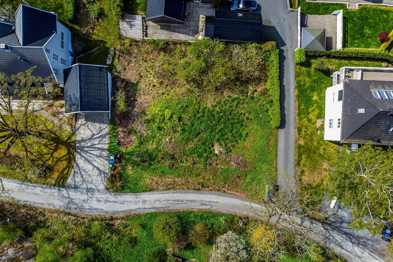 Tilstøtende nabo i vest har adkomst over tomtens nordre del. Galleribilde