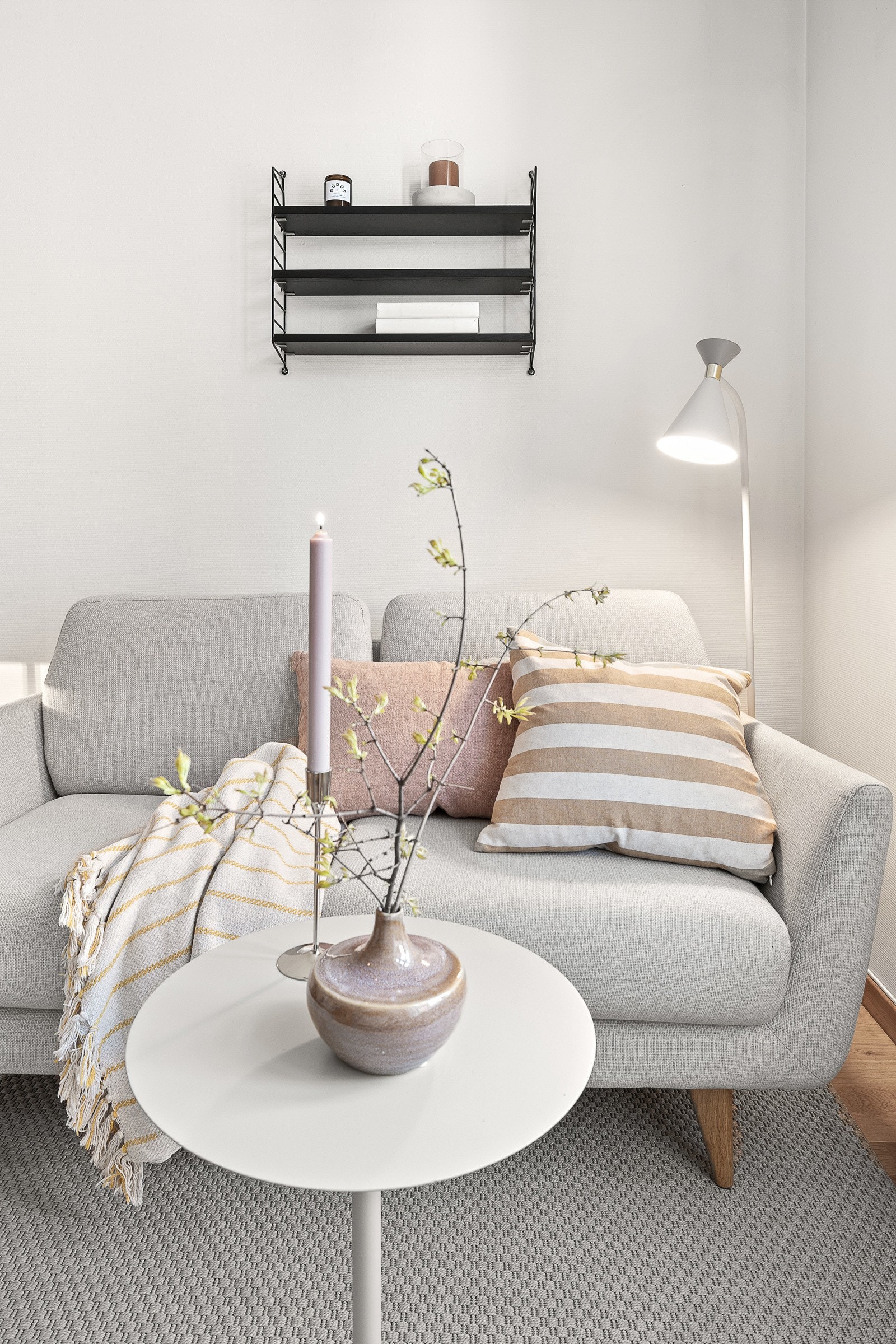 I stuen er det plass til sofagruppe med tilhørende salongbord og underholdningsavdeling Galleribilde