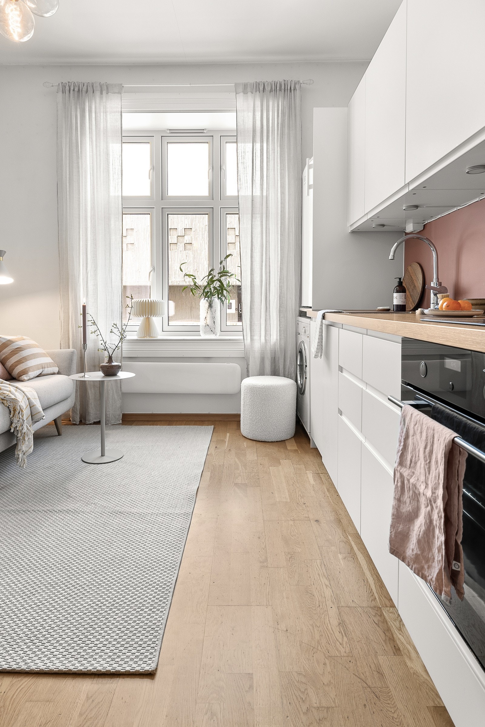 Kjøkkeninnredningen er fra 2018 og har glatte fronter, benkeplate av laminat og oppvaskkum Galleribilde