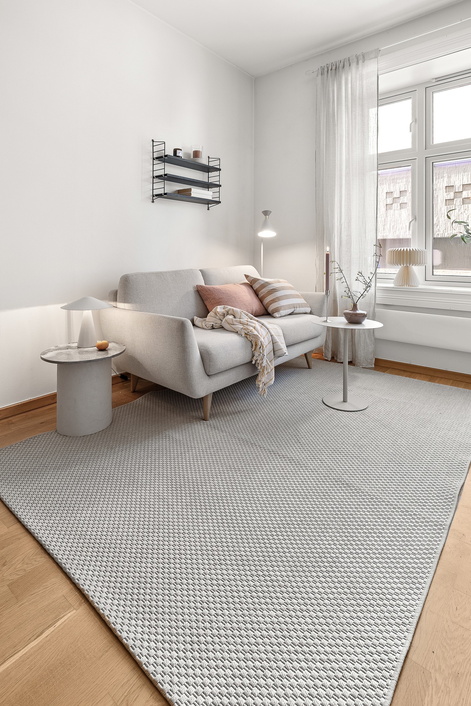 Lys og hyggelig stue med stort vindu som slipper inn rikelig med naturlig lys Galleribilde