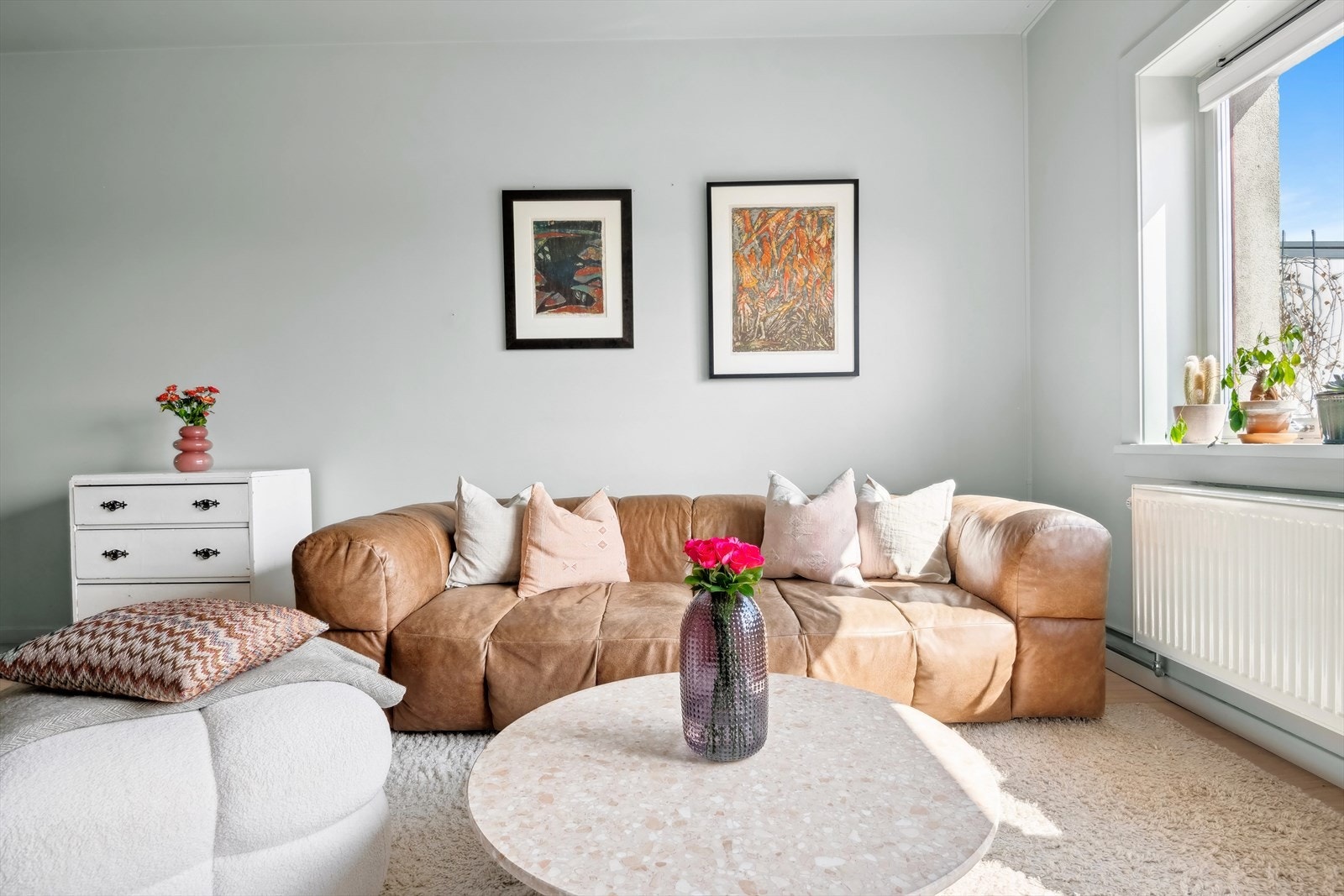 Store vindusflater som gir godt med naturlig lys Galleribilde