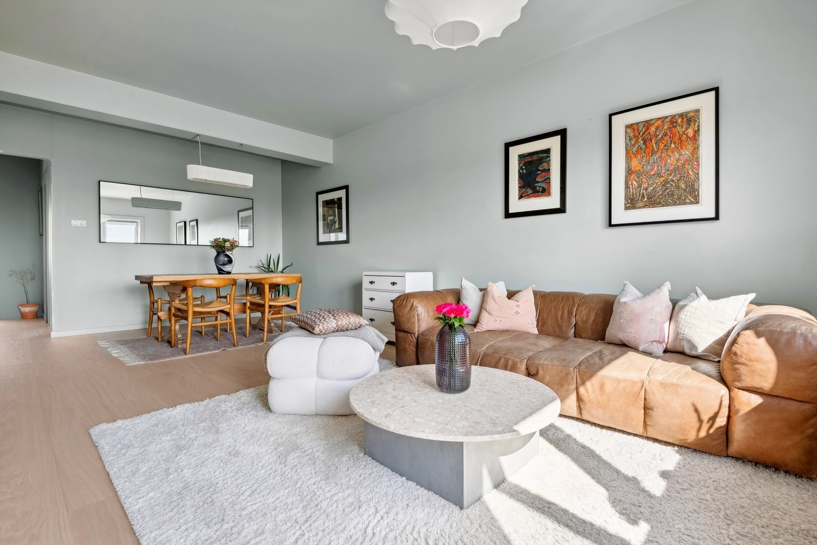 Stor stue med god plass til både spisebord og stor sofa Galleribilde