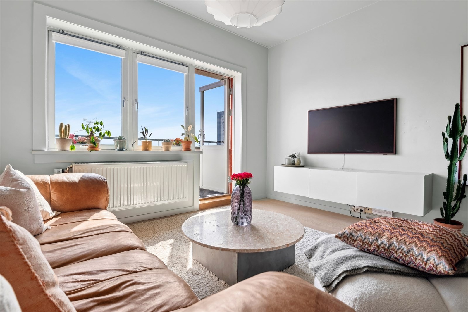 Store vindusflater som gir godt med naturlig lys Galleribilde