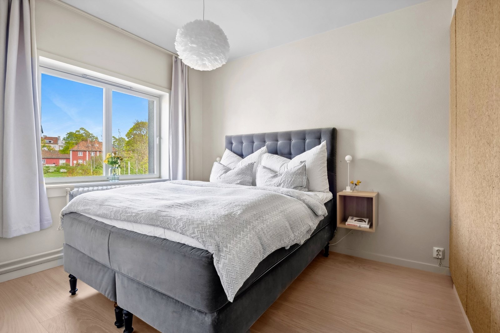 Romslig hovedsoverom med god plass til dobbeltseng og nattbord Galleribilde