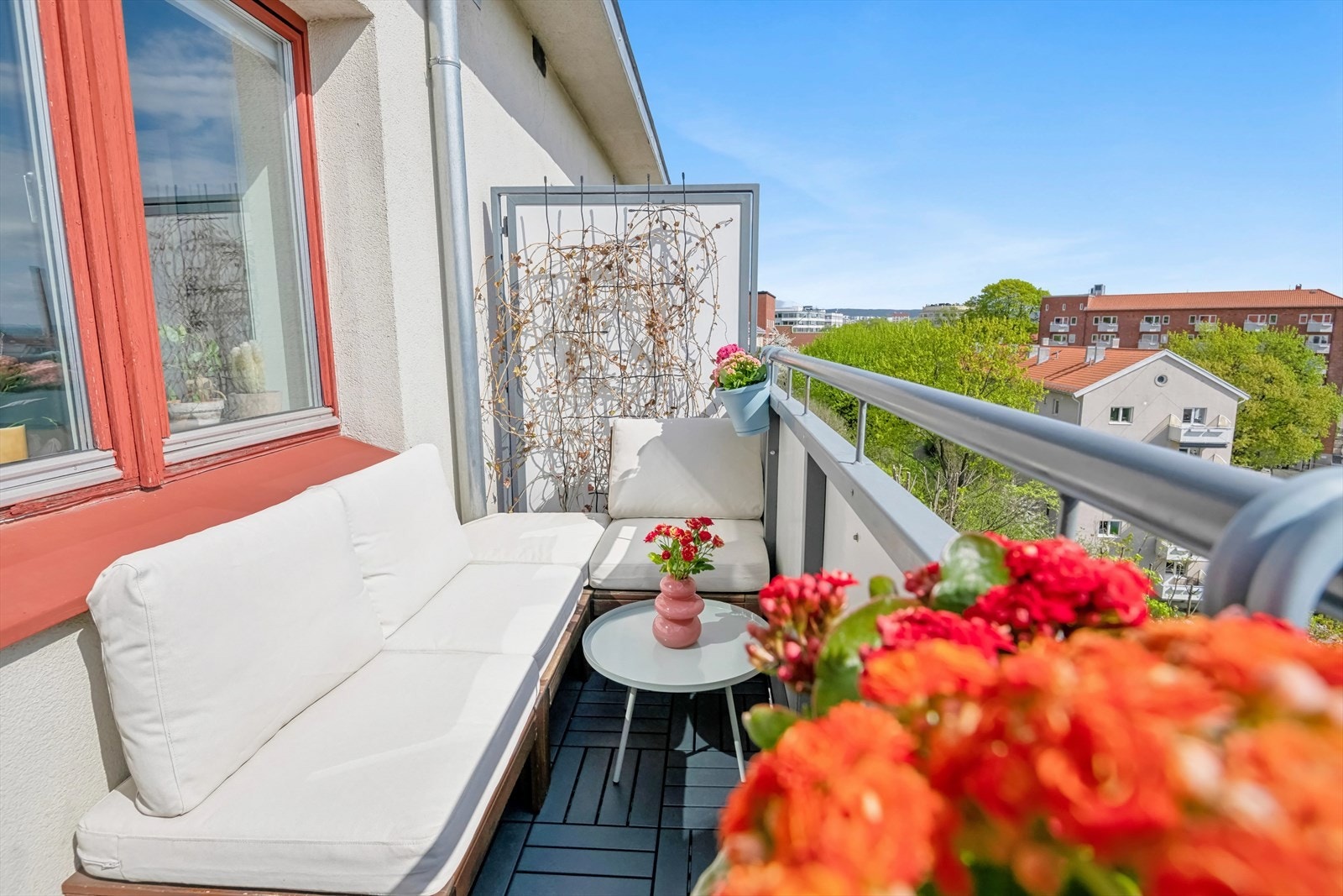 God plass til sittegruppe og grill Galleribilde