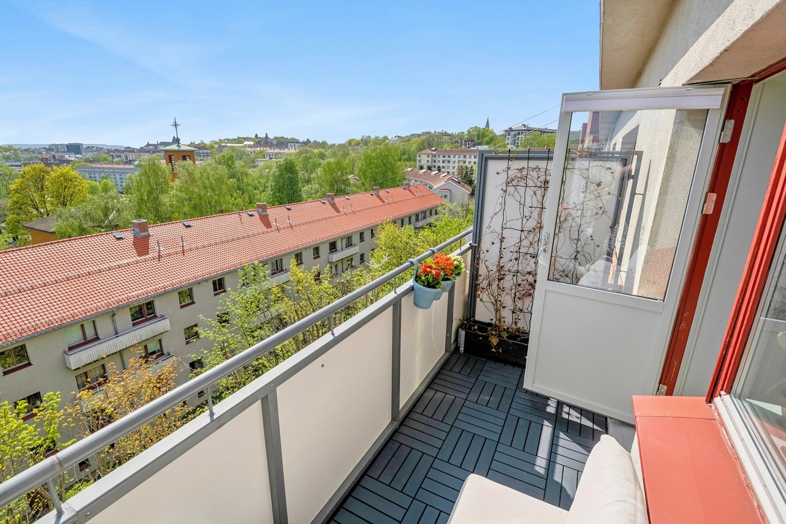 Fra stuen har man utgang til fantastisk sydvendt balkong på 5 kvm Galleribilde