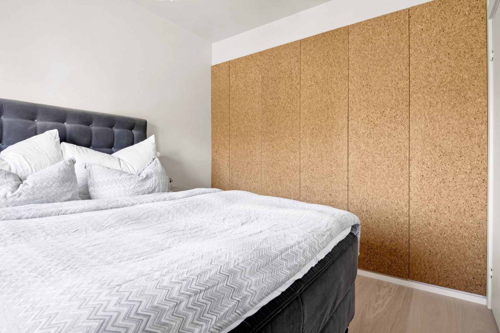 Godt med lagringsplass i plassbygd garderobe Galleribilde