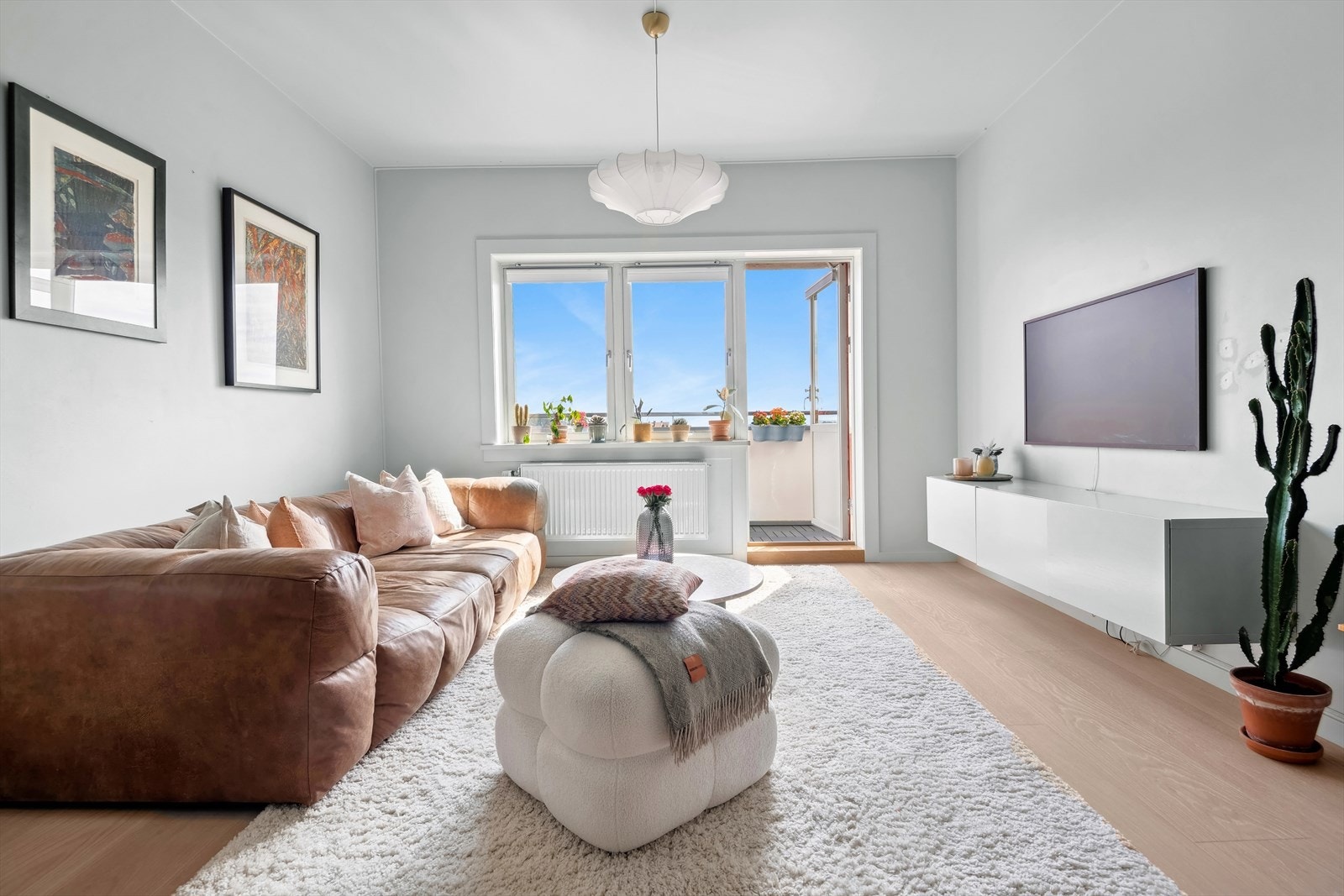 Gjennomgående toppleilighet med god takhøyde og store vindusflater Galleribilde