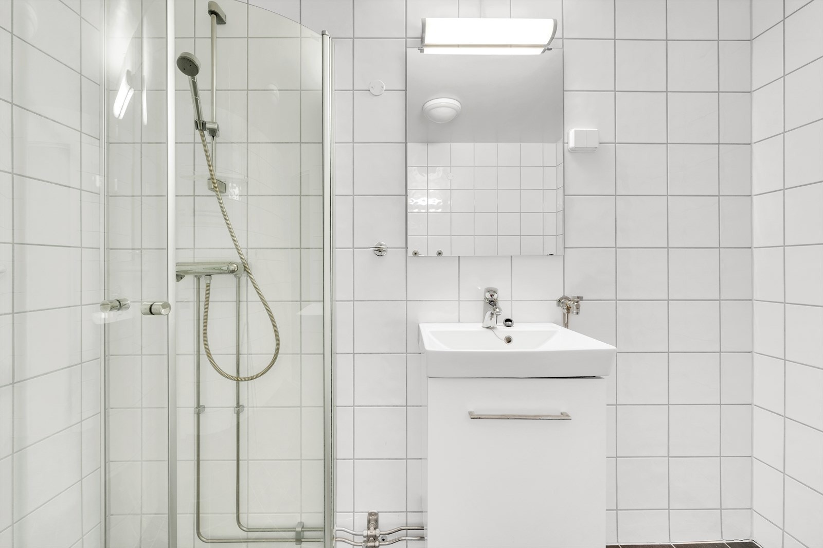 Baderommet har en benkeskap med glatte fronter. Det er også opplegg for vaskemaskin. Galleribilde