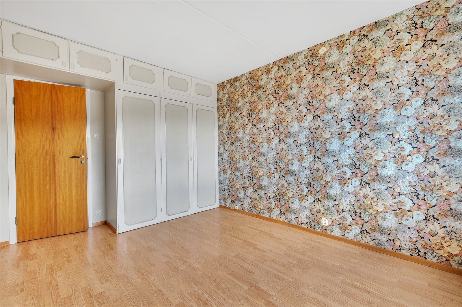 Hovedsoverom med adkomst fra entré, med garderobeskap for oppbevaring. Galleribilde