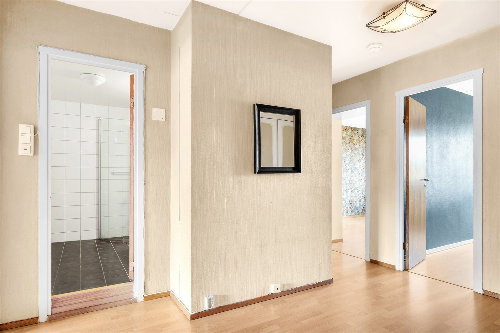 Boligen har en romslig entré med videre adkomst til soverom, bad, stue, bod og WC. Galleribilde