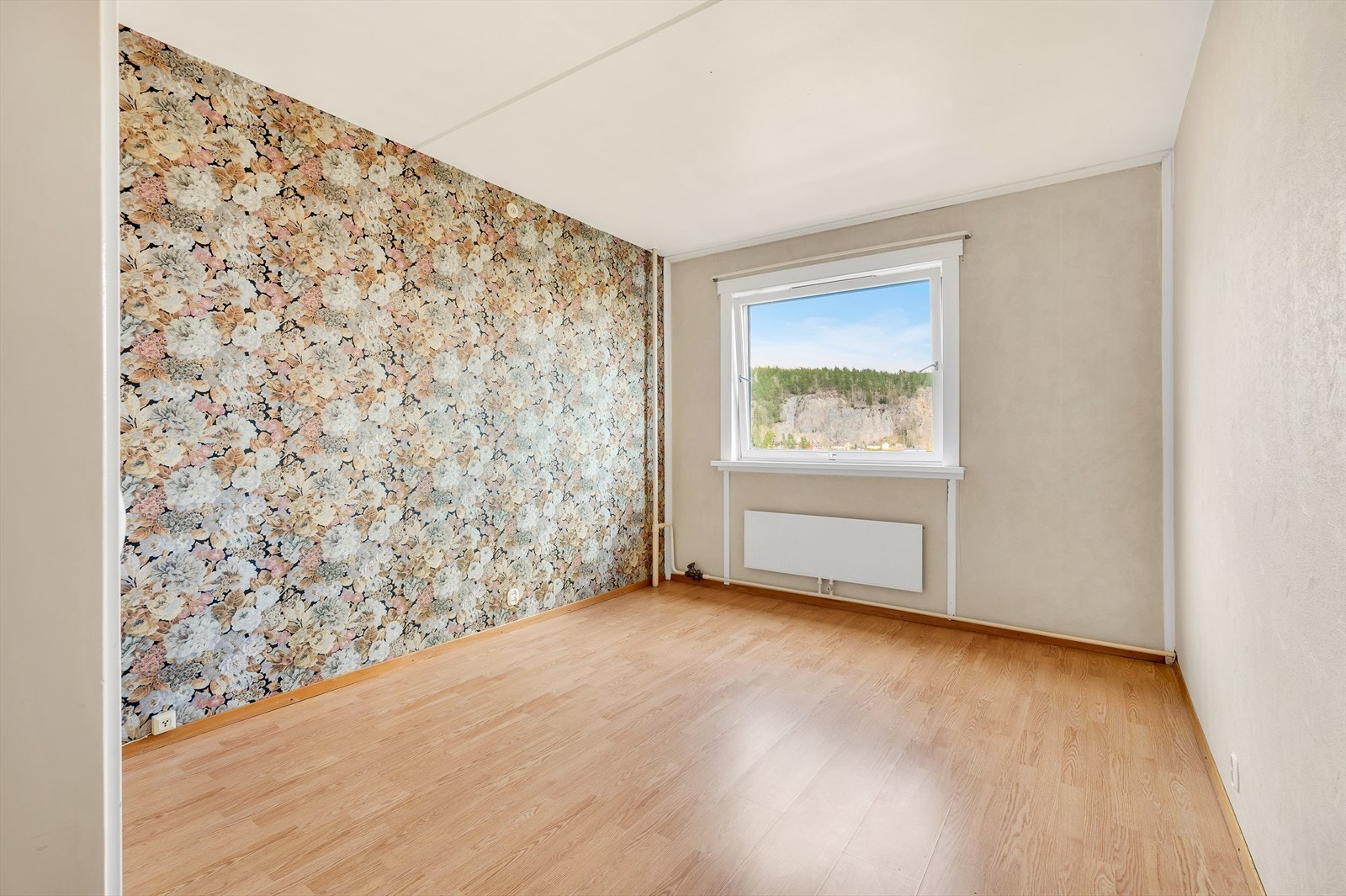 Soverommet er av god størrelse med lyse flater og har plass for både seng og nattbord. Galleribilde
