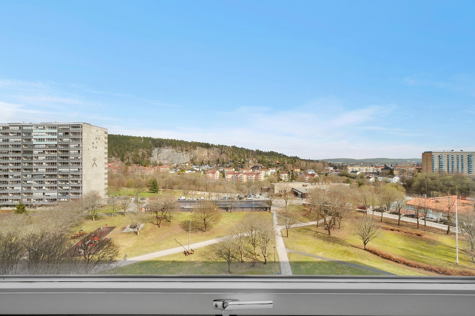 Soverommet har utsyn mot rolig fellesareal. Galleribilde