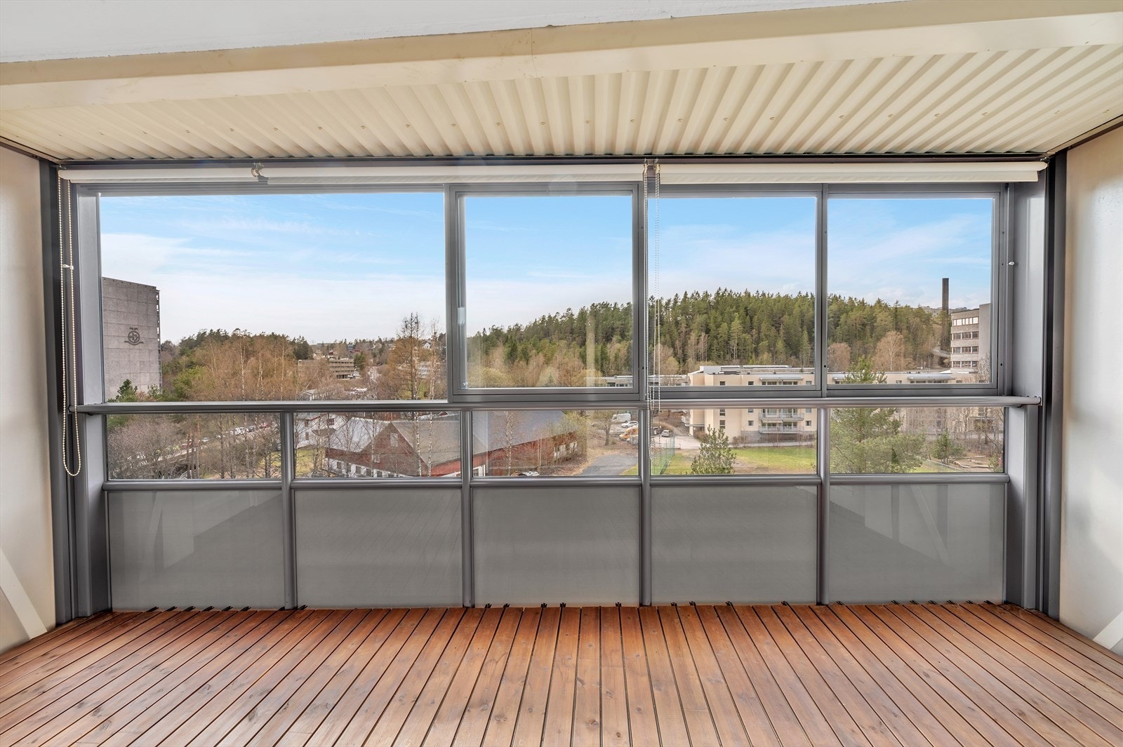 Vestvendt innglasset balkong med adkomst fra stue på ca. 12 kvm. Galleribilde