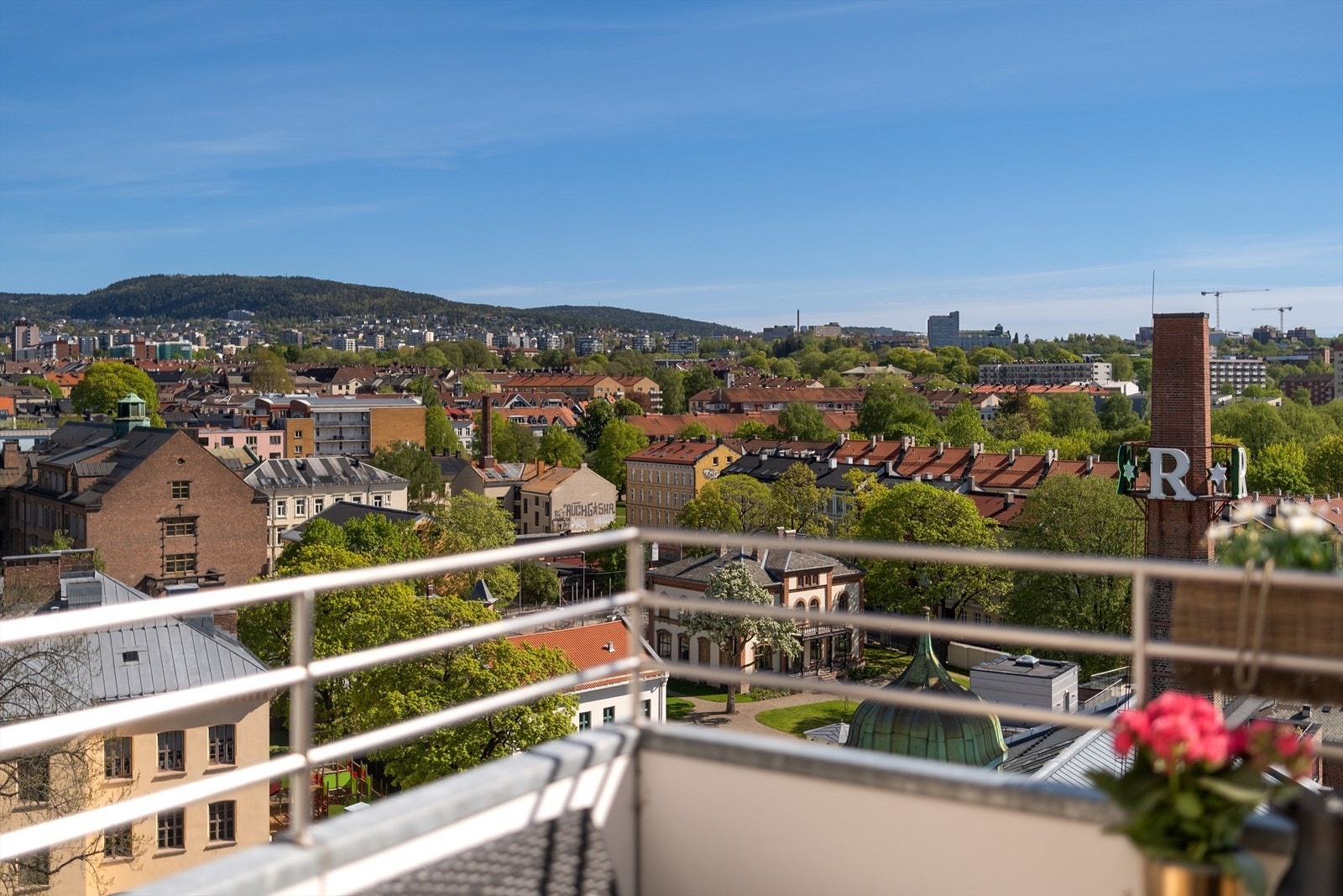 Dette er en flott mulighet til å sikre seg en moderne toppetasjeperle med særdeles attraktiv og sentral beliggenhet ved ved Akerselva og Beierbakken, like ved Ringnes Park på Øvre Grünerløkka. Galleribilde