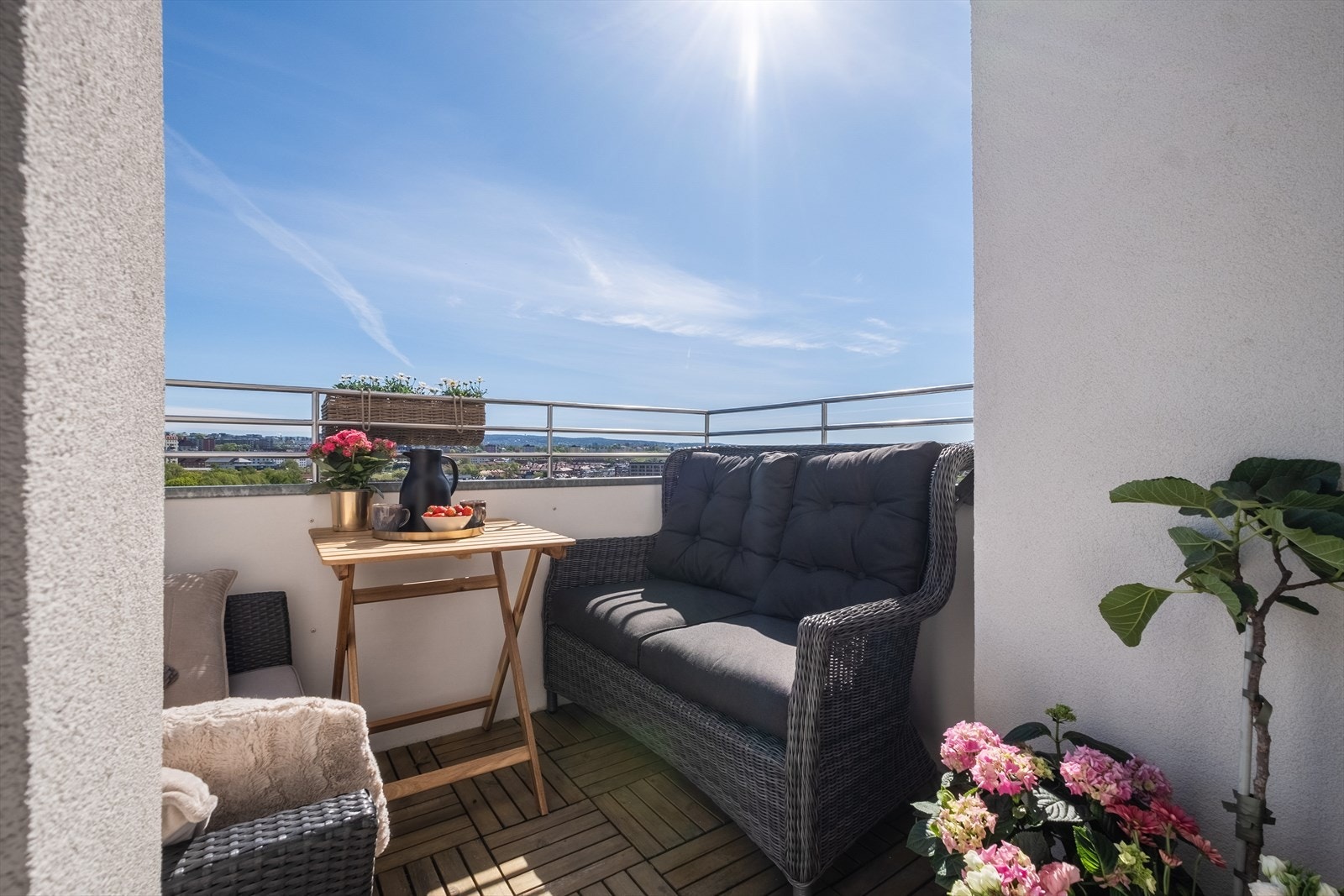 Terrassen blir som en forlengelse av stuen/ kjøkkenet på varme dager, og har plass til utemøbler, blomster el. Galleribilde