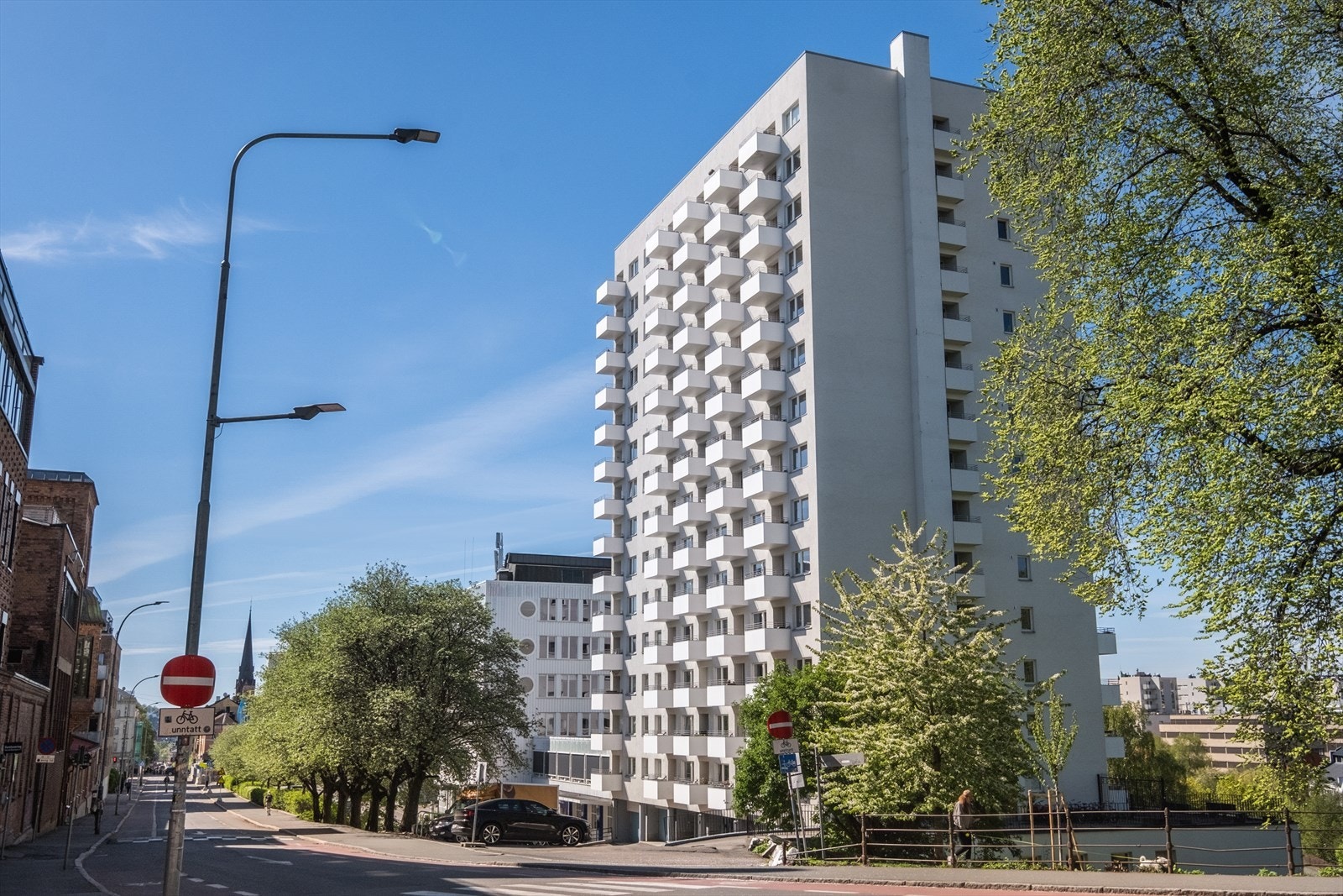 Her er det kort gangavstand til Iladalen park og Akerselva med fine tur- og rekreasjonsområder, og ikke minst til det yrende livet på "Løkka" med alle sine caféer, barer, restauranter og butikker. Galleribilde