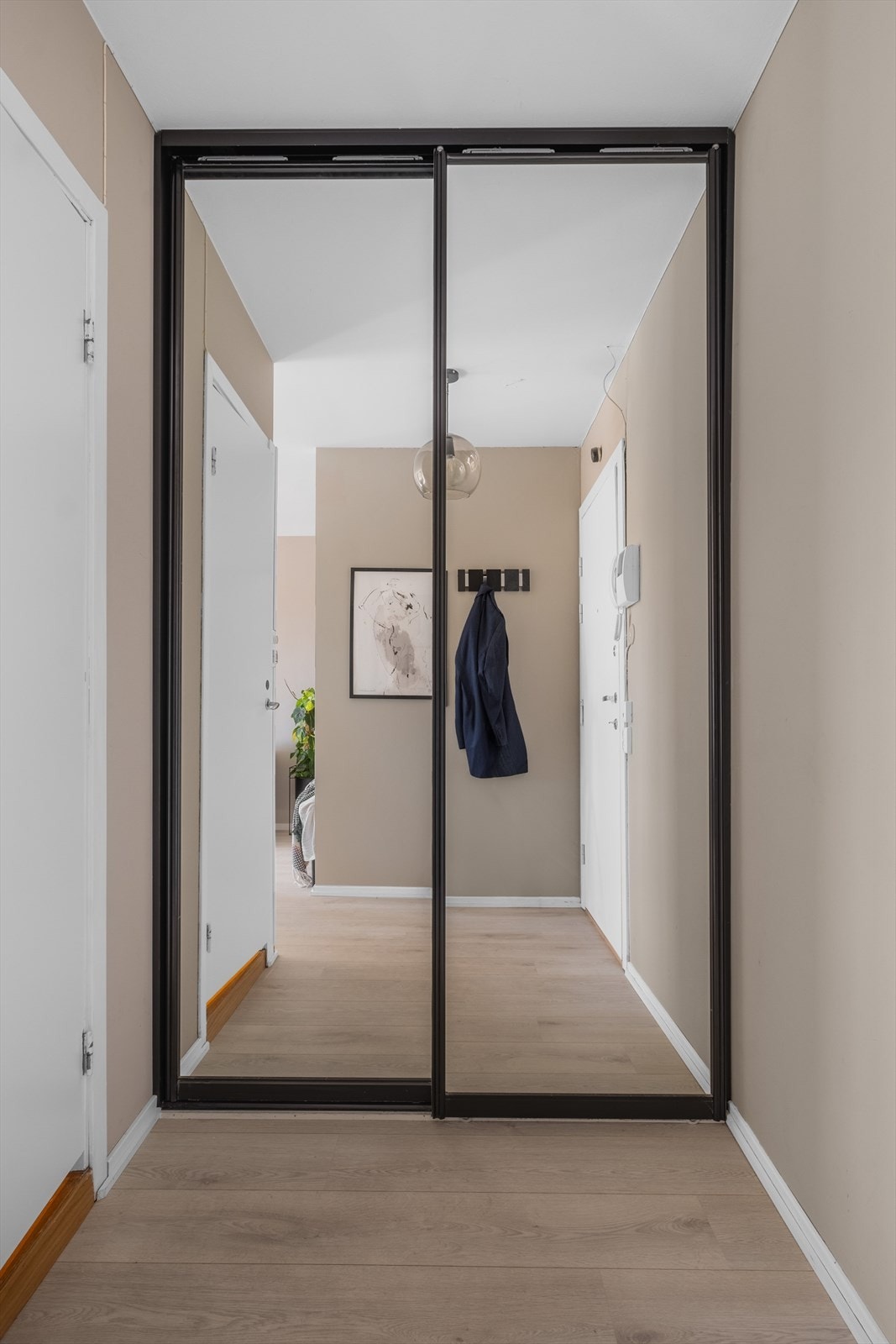 Her er det godt med plass til klesoppheng og sko. I tillegg medfølger en bod i kjeller på 2 kvm, som gir ekstra lagringsmuligheter. Galleribilde