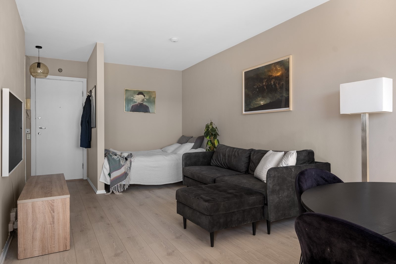 I hjørnet av stuen, ved gangen, er det lagt til rette for en praktisk alkove. Galleribilde