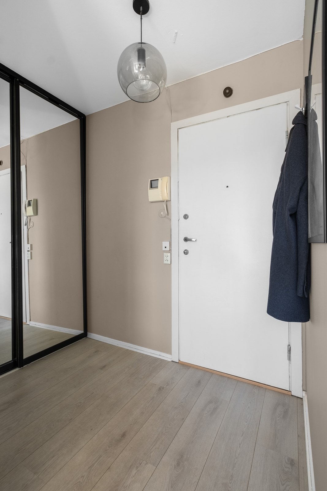 Lys og meget innbydende gang med skyvedørsgarderobe, som gir et godt førsteinntrykk av leiligheten. Galleribilde