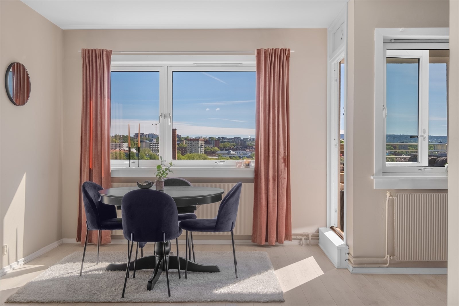 De store vindusflatene i leiligheten slipper inn rikelig med naturlig lys på dagtid, og skaper en magisk og god stemning når mørket faller på. Galleribilde