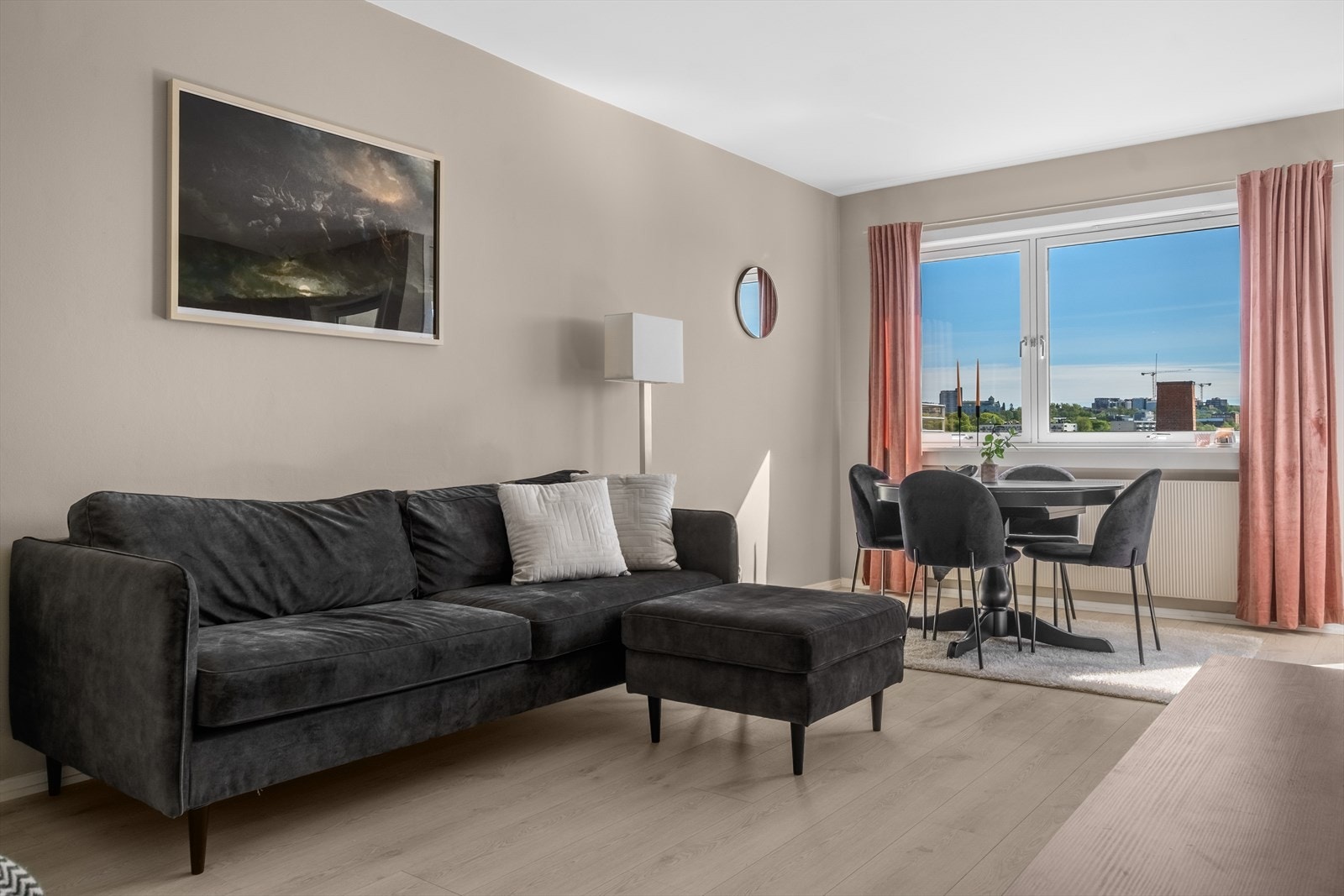 Stuen har gode møbleringsmuligheter, med god plass til lite spisebord og stoler, sofa og tilhørende møblement, hyller etc. Galleribilde