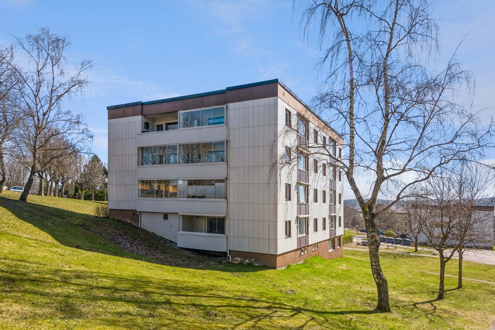 Boligblokken og nærområde. Galleribilde