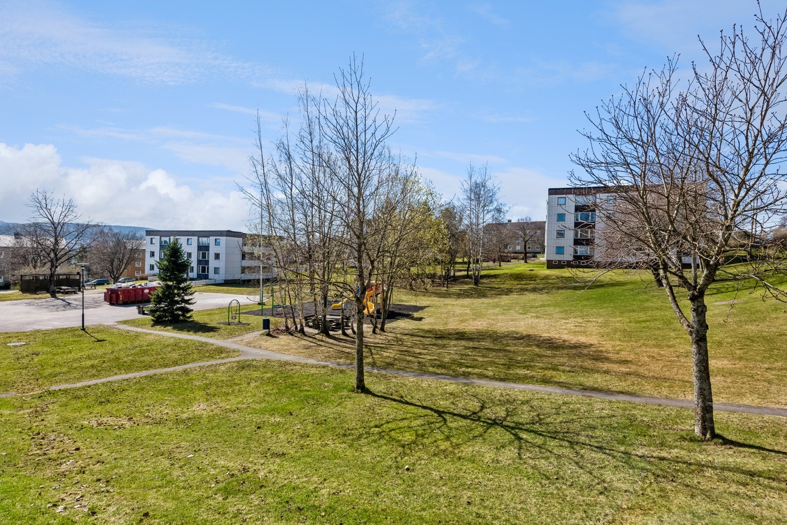 Flott felles uteområde i borettslaget med pent opparbeidede grønt områder, beplanting og sittegrupper. Galleribilde