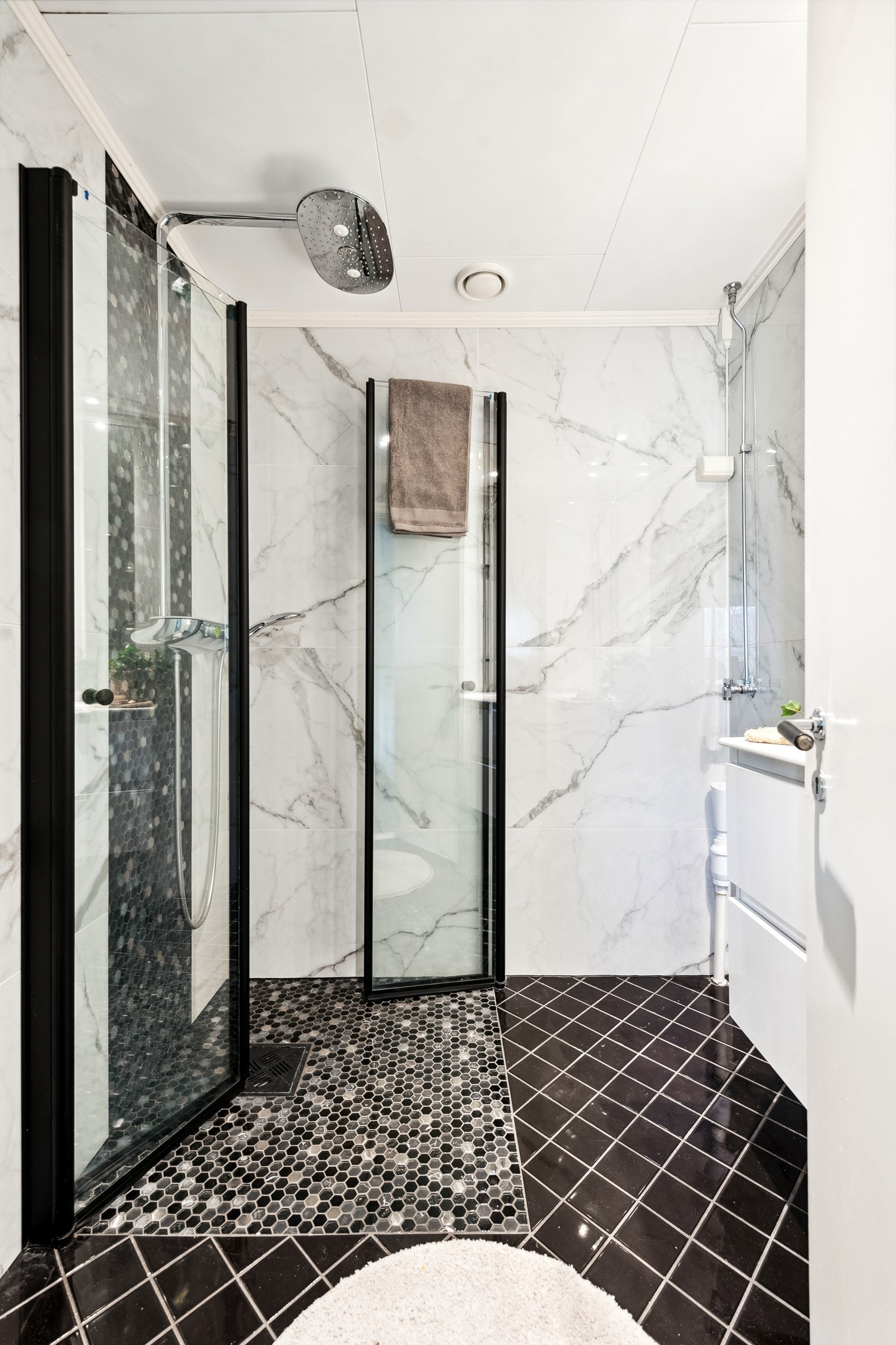 Pent flislagt bad med varme i gulv. Badet er pusset opp av eier i 2019. Det har en moderne stil med med svarte detaljer og rainshower. Opplegg for vaskemaskin. Galleribilde
