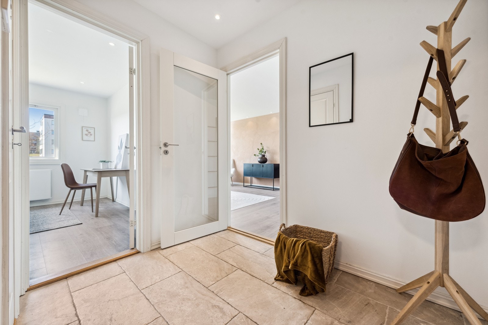 Her ønskes man velkommen inn i en lys entré med plass til å henge fra seg yttertøy og sko. Boligen har gjennomgående og fin planløsning. Galleribilde