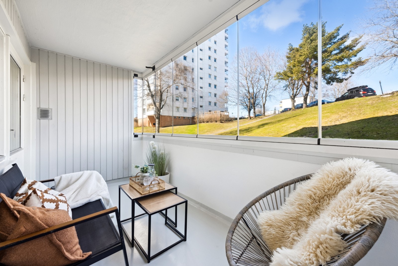 Balkongen har god plass til et hyggelig utemøblement, beplantning og grill. Galleribilde