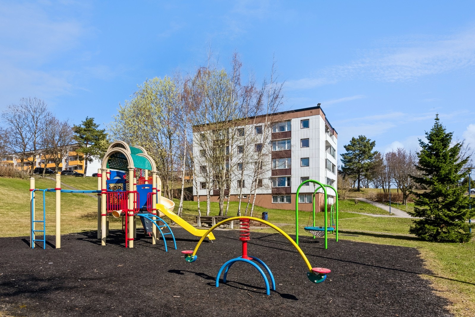Nærområde i borettslaget har fin lekeplass og sittegrupper. Galleribilde